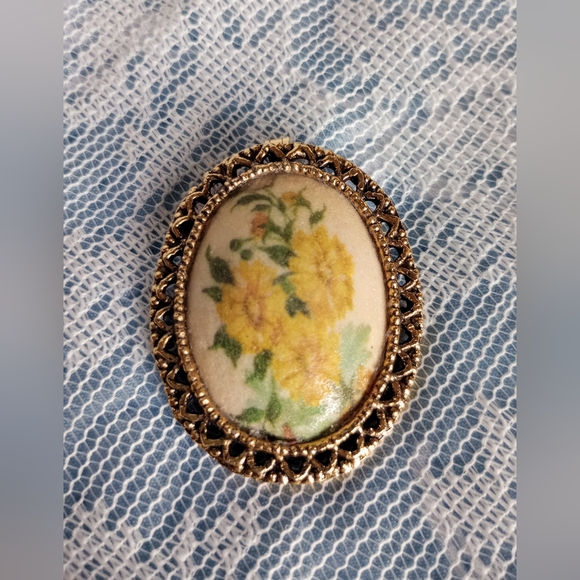 Vintage Eggshell Yellow Floral Gold Tone Pendant/Brooch - Picture 2 of 5